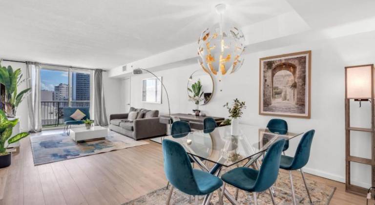 Beautiful apartment with hot tub & pool | Good for workation | Pets are welcome in Miami, FL