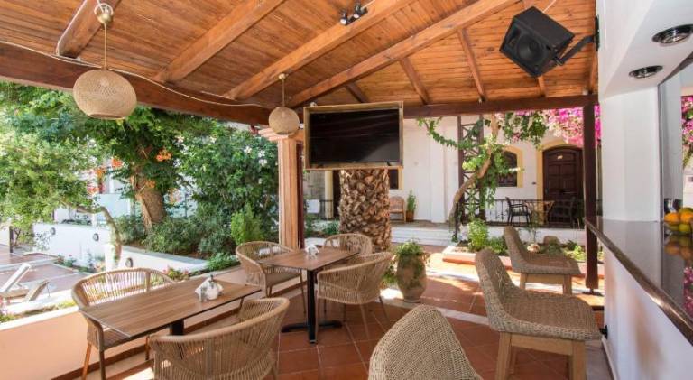 Wonderful serviced apartment with yard, pool & terrace | Pets allowed — photo 2
