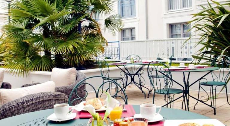 Beautiful serviced apartment with hot tub & yard | Close to the beach | Pets allowed — photo 3