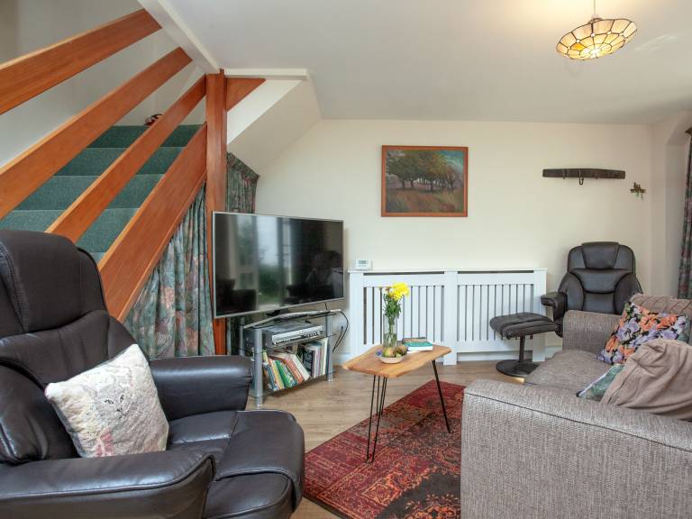 Cottage with garden — photo 4