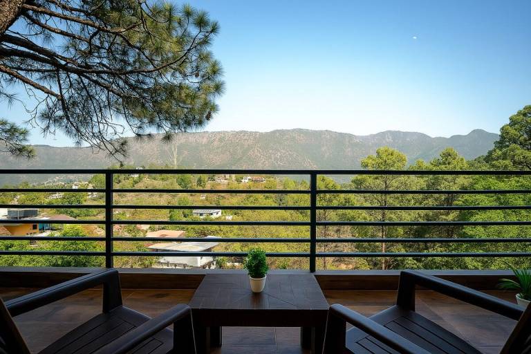 Tatva Nest: Scenic 2BHK-Kasauli-Vimoksha Homestays in Solan