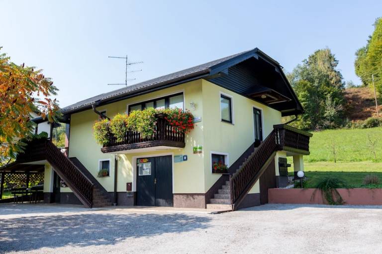 Apartma Hum na Sutli