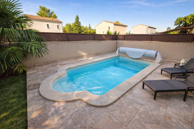 Vacation home with private pool, barbecue & patio — photo 2