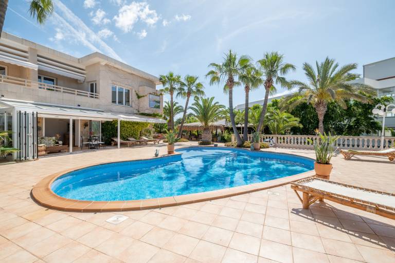 Fully equipped villa with private pool, garden & grill | Mountain view | Close to the beach | Good for workation | Pets allowed — photo 3