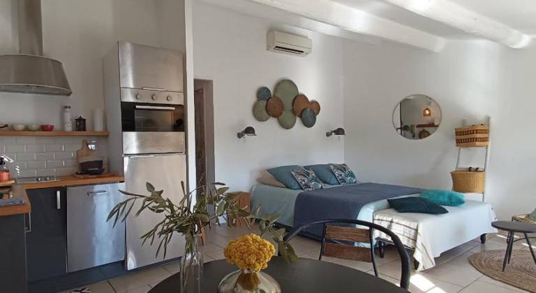 Holiday apartment with 1 room for 2 persons in L'Isle-sur-la-Sorgue
