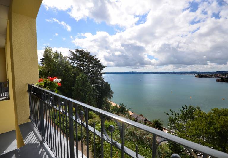 Family-oriented cottage with terrace | Water view | Pets allowed — photo 2
