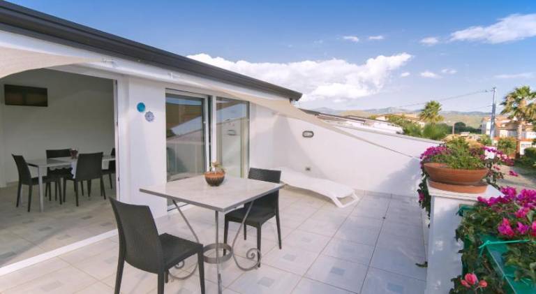 Serviced apartment with patio, pool & yard — photo 5