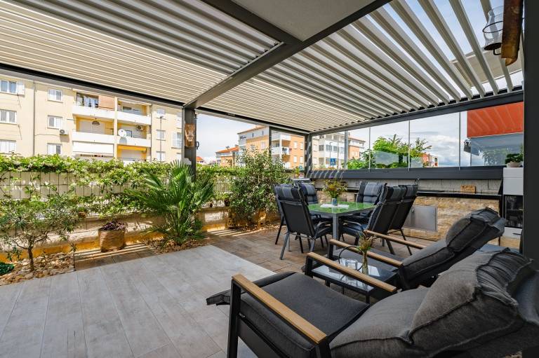 Dog-friendly apartment just 150 metres from the beach with air conditioning and barbecue in Umag