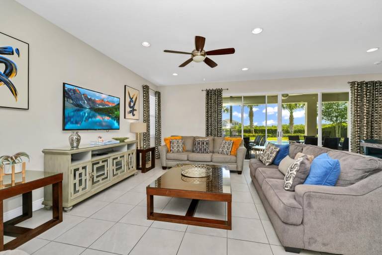 Vacation home with private pool & jacuzzi — photo 4