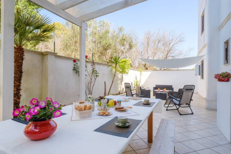 Fully equipped nice vacation home with patio, fast internet & yard | City view | Pets are welcome in Sannicola