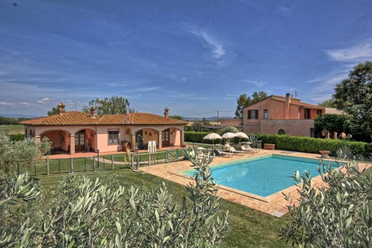 Apartment with yard & private pool — photo 2