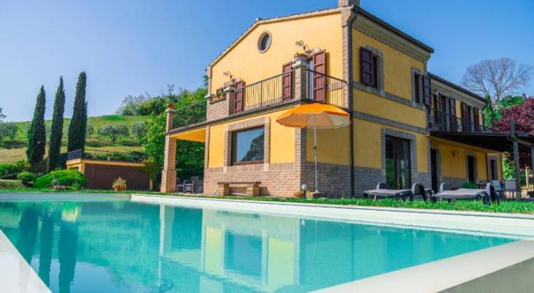 Villa with pool, garden & hot tub — photo 3