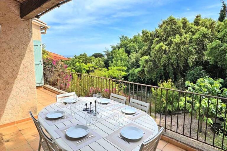 Rental apartment with patio & yard | Garden view | Dogs allowed — photo 4