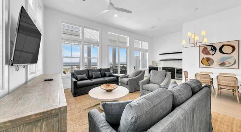 Big vacation home with pool | Beach nearby | Pets allowed — photo 3