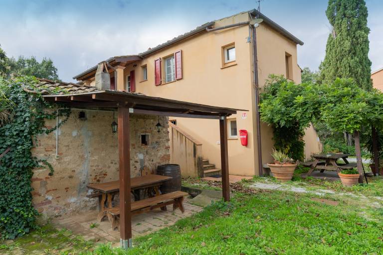 Rental apartment with garden & grill | Garden view in Donoratico