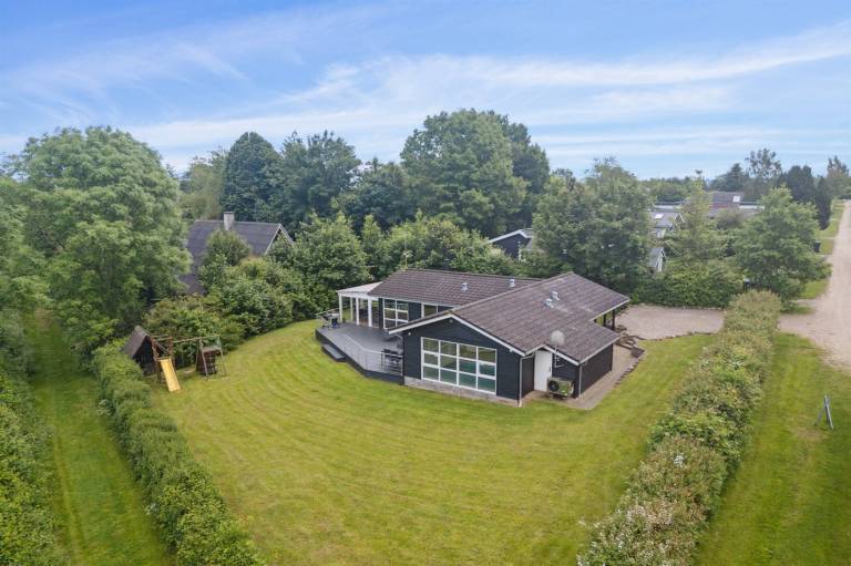 Vacation home with sauna, hot tub & yard — photo 2