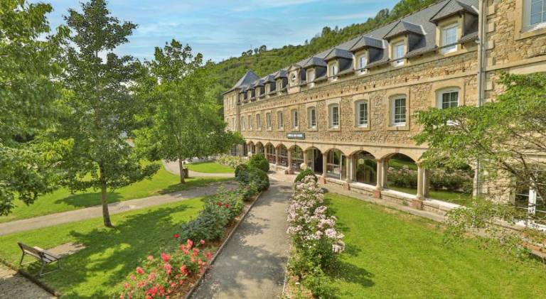 LOGIS HOTEL L'HOTEL DES BAINS - Salles-la-Source in Rodez