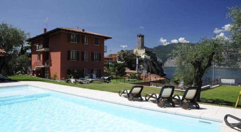 Lovely apartment with pool, terrace & grill | Next to the beach | Ski nearby | Dogs allowed in Malcesine