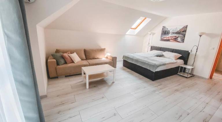 Szolgáltatott apartman  Lócs