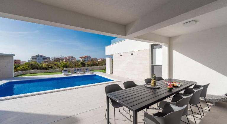 Holiday apartment with terrace, pool & garden — photo 4