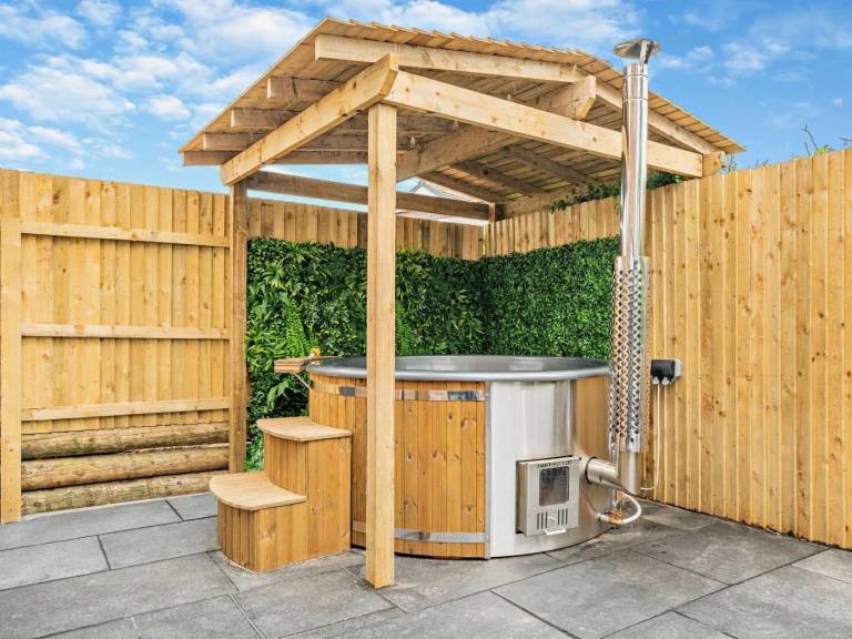 Cottage with jacuzzi, yard & barbeque — photo 2