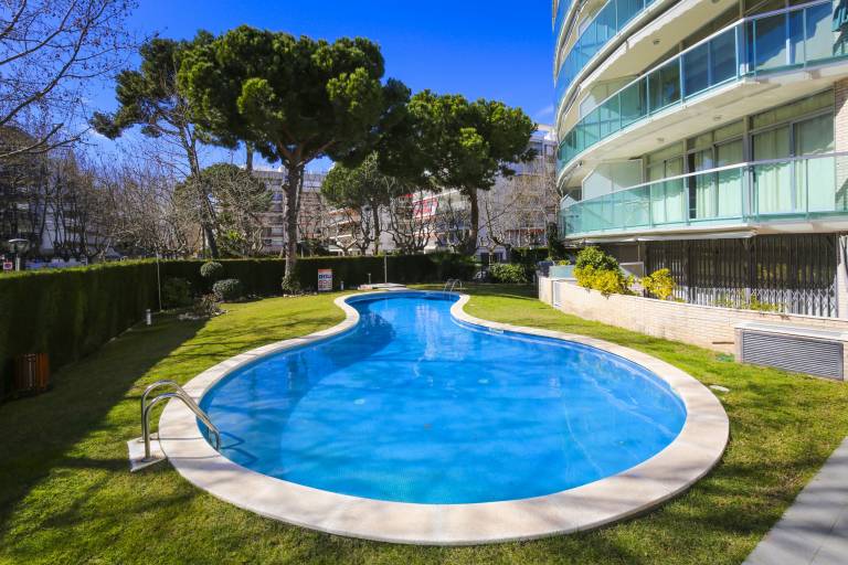 Fully equipped beautiful rental apartment with pool & patio | Close to the beach | Pets allowed in Cambrils