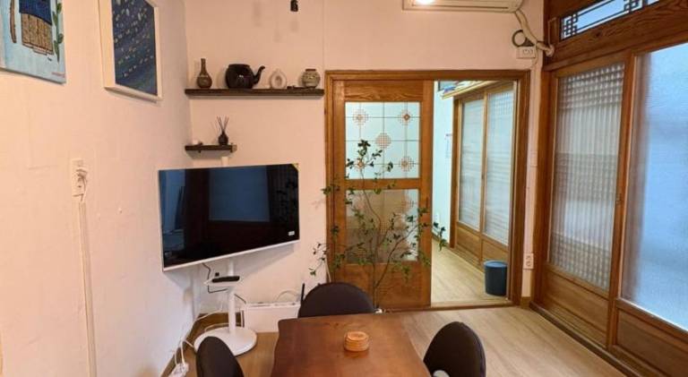 Vacation home | Next to Bukchon Hanok Village | Pets allowed — photo 3