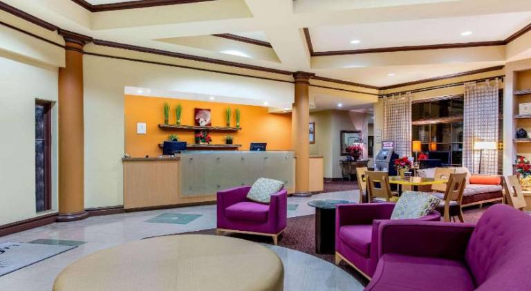 La Quinta Inn & Suites by Wyndham Raleigh Crabtree — photo 2