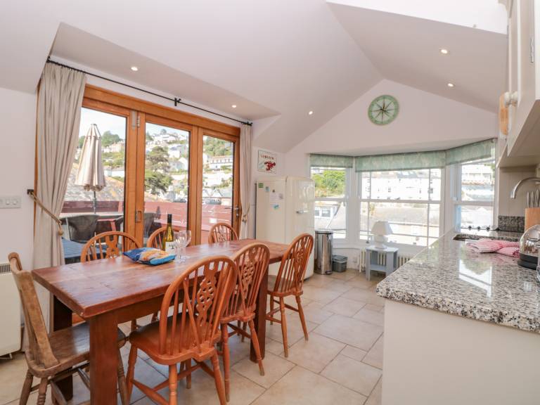 Child-friendly beautiful cottage with patio & yard | Beach view | Pets are welcome — photo 5