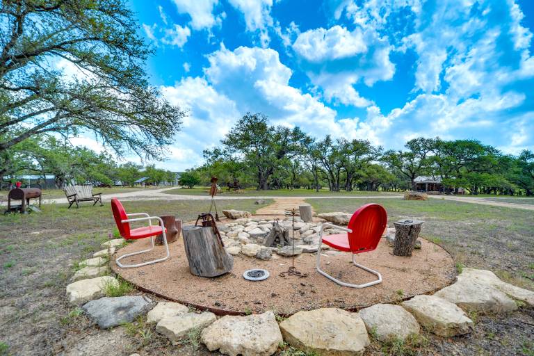 ‘Cozy Cabin’ Hill Country Escape w/ Views — photo 2