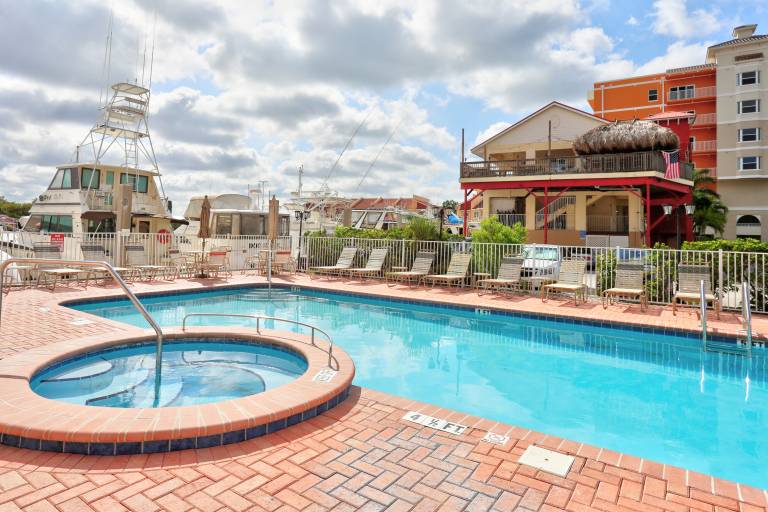 Children-friendly charming condo with hot tub & heated pool | Close to the beach | Dogs allowed in Treasure Island, FL