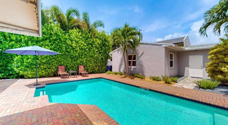 House with pool in Fort Lauderdale, FL