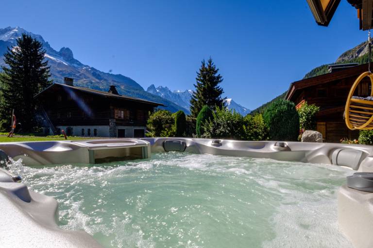 Family-friendly chalet with sauna, private pool & hot tub | Mountain view | Perfect for remote work | Pets are welcome — photo 2