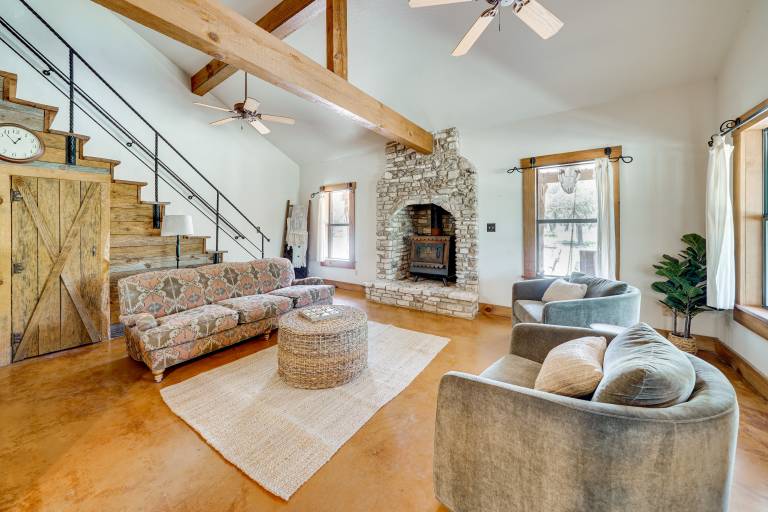 Swim, Hike & Unwind: Serene Hill Country Retreat — photo 3
