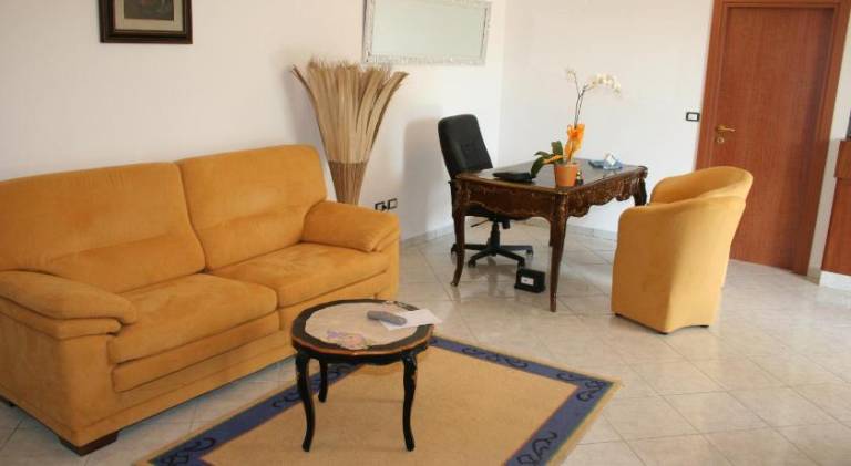 Pleasant serviced apartment with yard, hot tub & private pool | Pets are welcome — photo 2