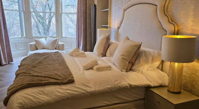 2 Bedroom Sofa bed in livingroom Castle View 1st floor sleeps 6 — photo 2