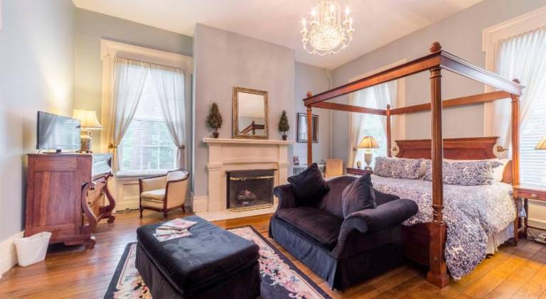 Bourbon Manor Bed & Breakfast Inn — photo 2