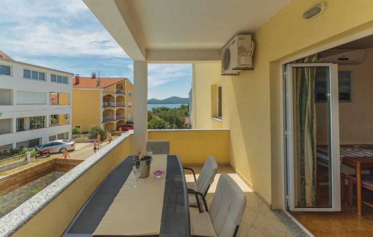 50m² Ferienwohnung für 4 Gäste & Hund mit Balkon und seitlichem Meerblick & Pool in Biograd na Moru