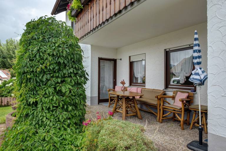 Holiday apartment with patio | Garden view — photo 3