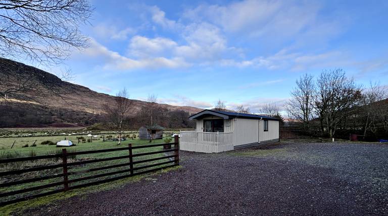 Lapwing Lodge with loch and mountain view — photo 2
