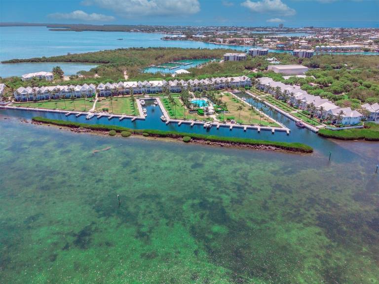 Vacation home with barbeque & heated pool | Water view — photo 2