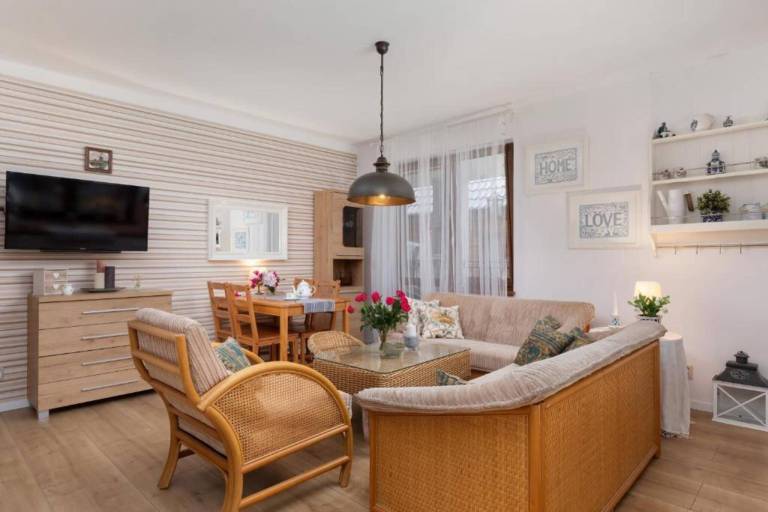 Apartment with patio, BBQ & yard — photo 2
