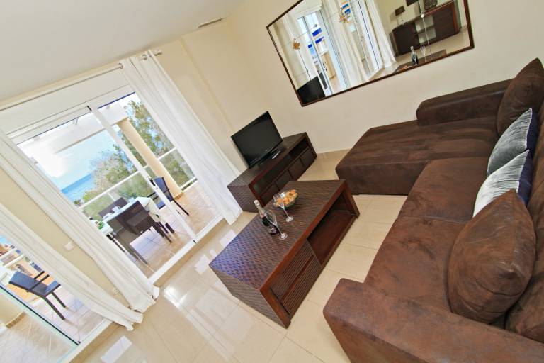 Holiday apartment with pool, yard & terrace — photo 3