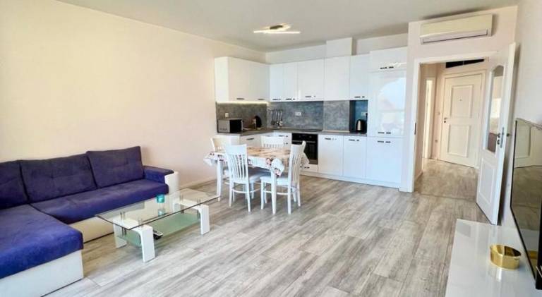 Apartment with pool — photo 2