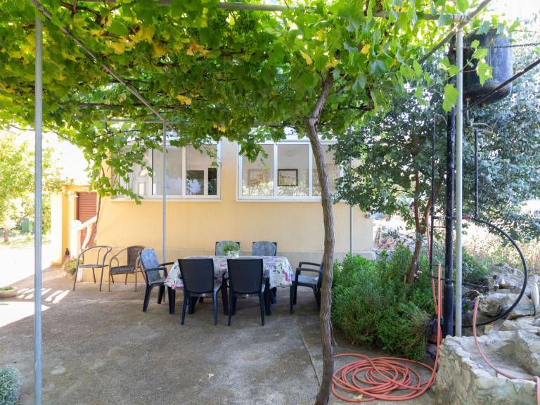 Apartment with garden, terrace & grill — photo 2