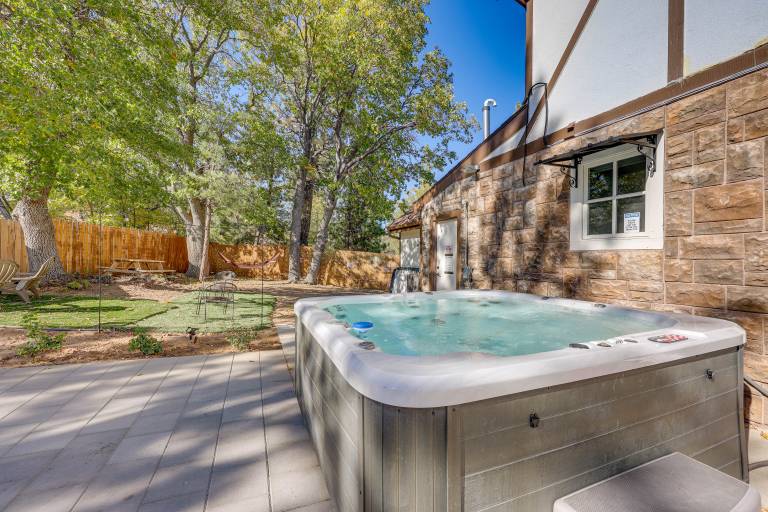 Beautiful Lake-View House: Walk to Lake + Village! — photo 4