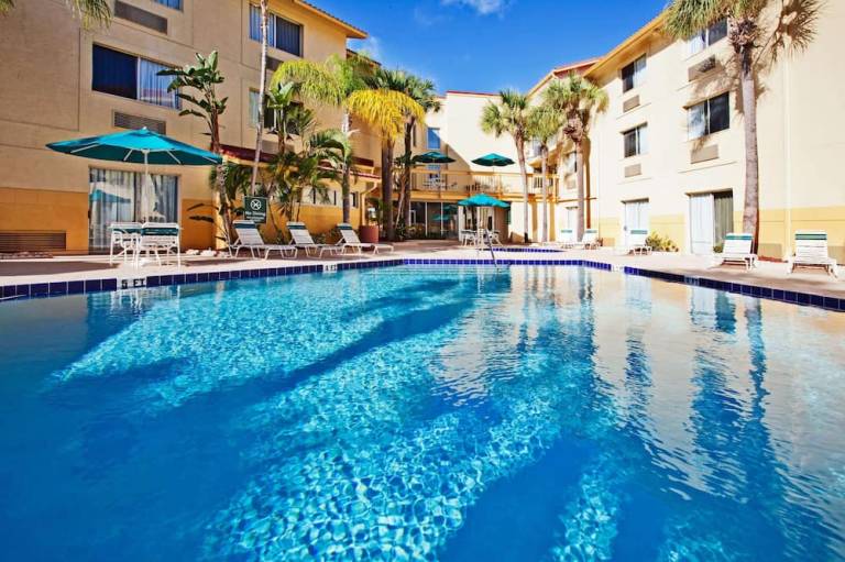 La Quinta Inn & Suites by Wyndham St Pete Clearwater Airpt