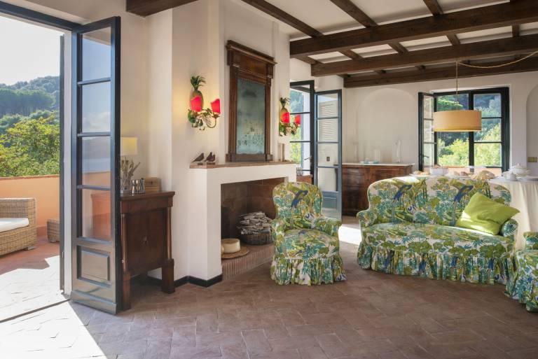 Luxury villa with pool — photo 2