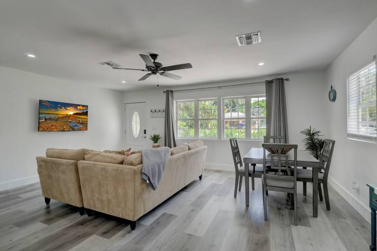 Downtown Gem Private Retreat Near Beach