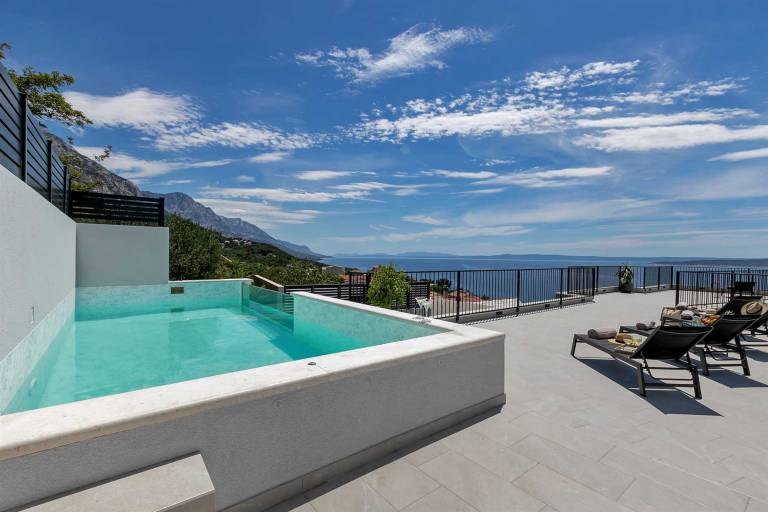 Fully equipped villa with private pool, garden & BBQ | Pool view | Pets allowed — photo 5
